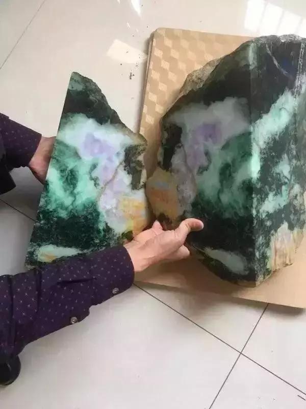 100斤的翡翠原石一刀竟切出“国宝”，身价暴涨百倍