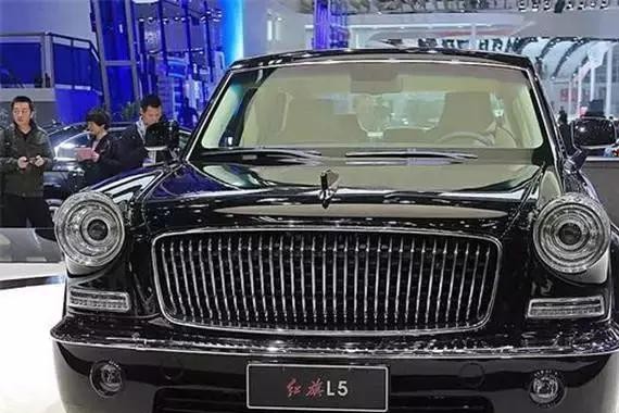 街上现500万红旗，气势比宾利还强，看到车牌躲着走