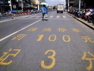 豪车违停，没有事是1块砖头解决不了的！有钱任性？