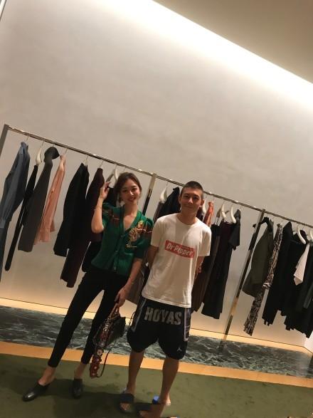网友偶遇陈冠希穿拖鞋现身潮牌店 颜值又年轻近十岁
