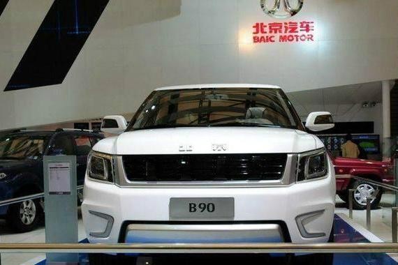 国产车长近5.2M，搭配4.0T动力且配有四驱系统