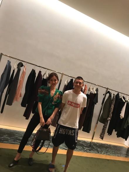 网友偶遇陈冠希穿拖鞋现身潮牌店 颜值又年轻近十岁