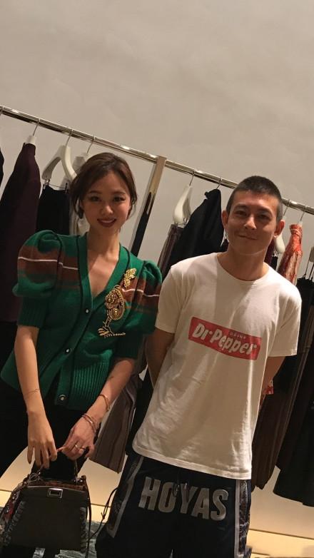 网友偶遇陈冠希穿拖鞋现身潮牌店 颜值又年轻近十岁