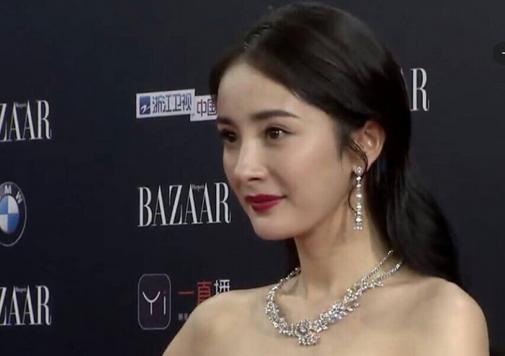 惊艳还是惊吓?2017芭莎慈善夜杨幂未修图流出