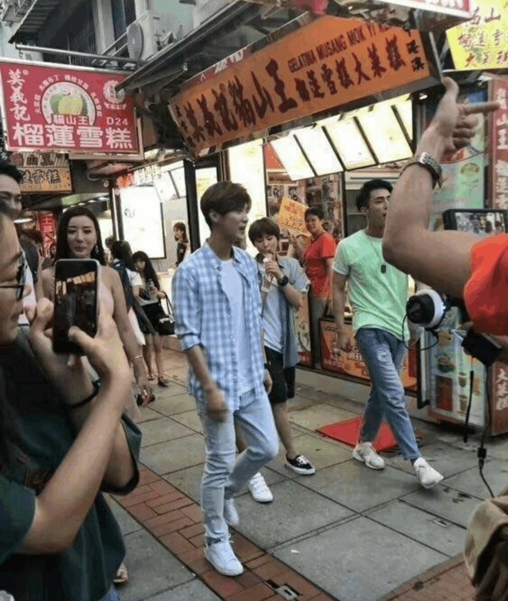 别再说鹿晗矮了 网友偷拍鹿晗未ps照片曝光腿真长