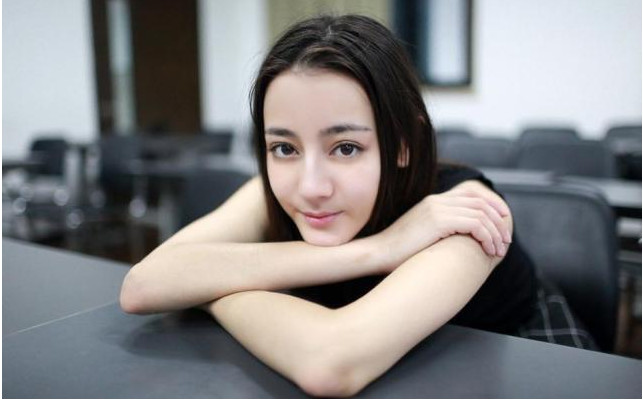 钢琴老师一句让迪丽热巴走进娱乐圈后遇杨幂被