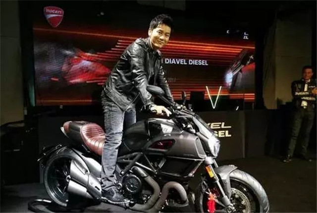 李晨又买一辆豪车,价值26万的杜卡迪摩托车!