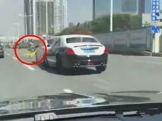 劳斯莱斯追尾天籁，小黄车功不可没！交规要不要改？