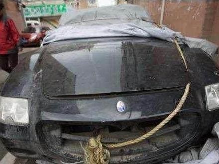 200万的玛莎拉蒂没锁车，停在了小区5年