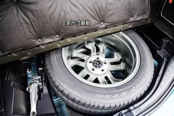 不在后备箱，不是防爆胎，备胎还能在哪里？