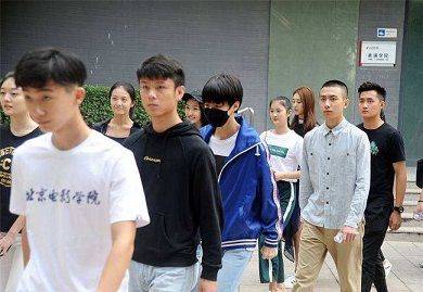 王俊凯大学军训照曝光,网友:搞什么特殊头发都不剪