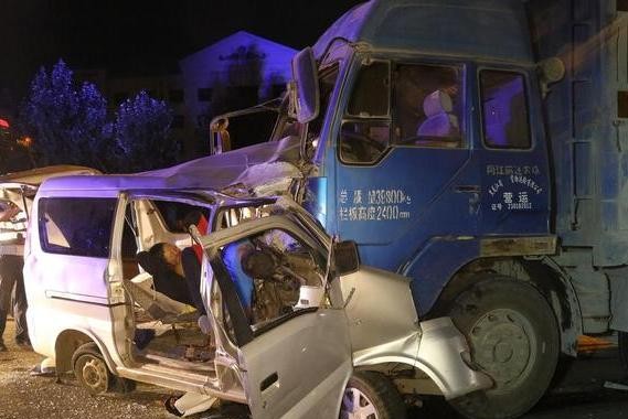 汉兰达被货车沙子压扁，路上遇到大货车要记住这几点