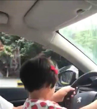 男子抱2岁娃开车让娃玩方向盘被长辈举报，处罚！