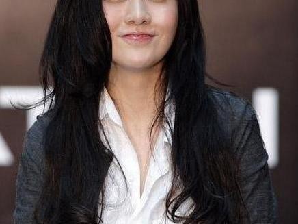 这位90后美女富二代，豪车上千万，关键还是单身