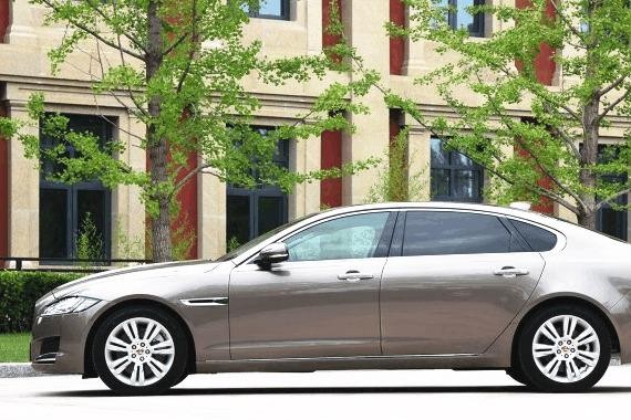 国产后爆降13万，接着又降十来万，宝马5系笑了