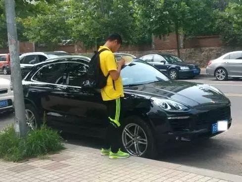 车上留挪车电话，骗子找上门！