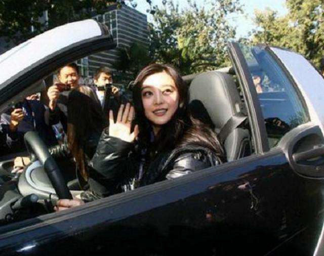 张馨予发旧照怀念李晨,可范冰冰一辆车就顶她