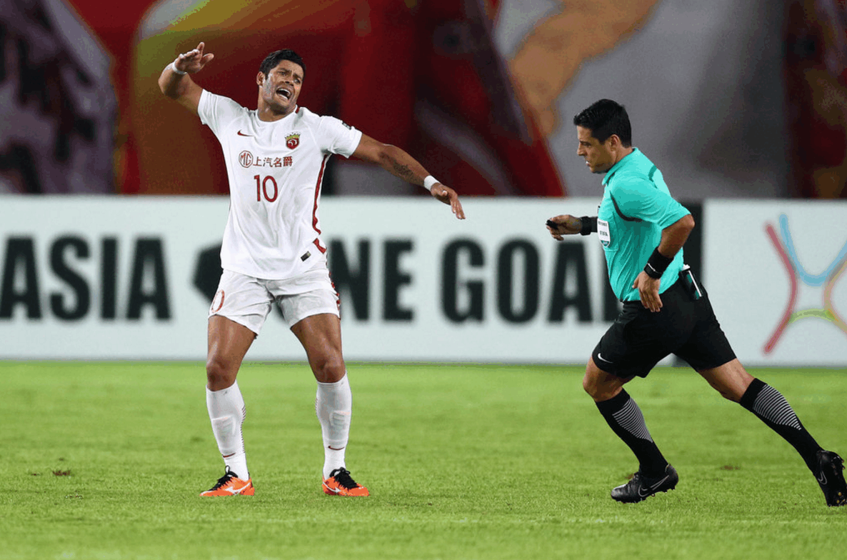 恒大对上港的比赛真被操控?裁判有两处重大误