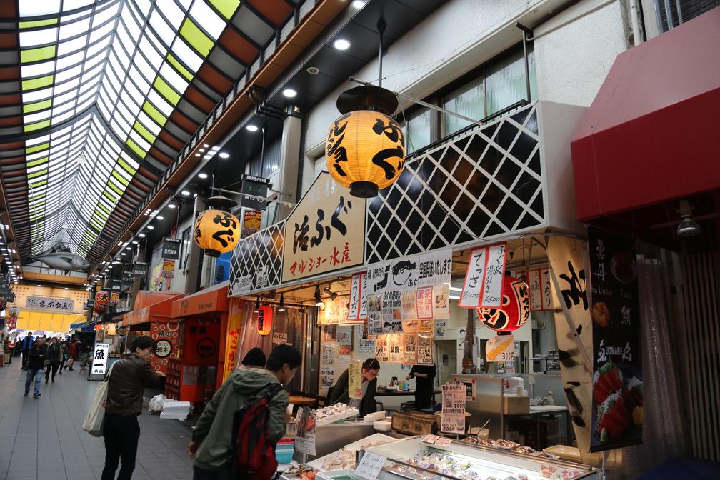 日本大阪黑门海鲜市场之旅,品尝海胆刺身、烤