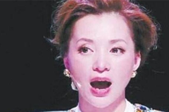 她是一名主持人，传靠卖肉上位，出行豪车至今单身！