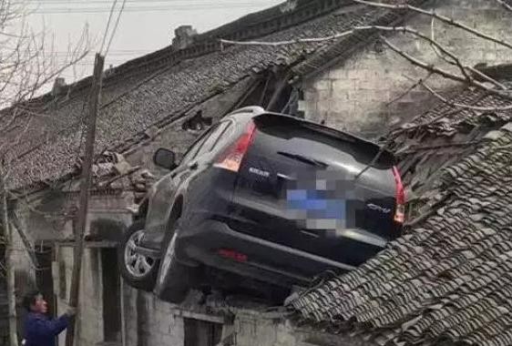 泰兴的车子既能上房又能下河 这次又玩起了倒立