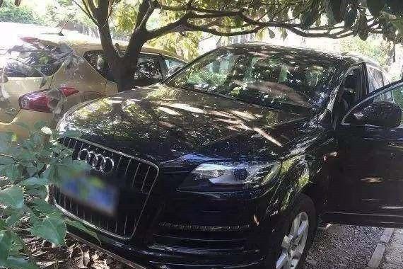 百万豪车停树下，回来车窗被砸还多了钱和纸条