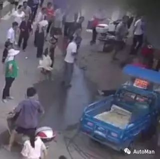 叔叔停车忘拔钥匙，4岁女童开车撞死老人