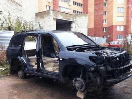 老板新买丰田陆巡停在工地, 再去看时只剩一副空车架