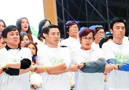 他给汶川偷捐了几千万，但车牌却是粉丝送的