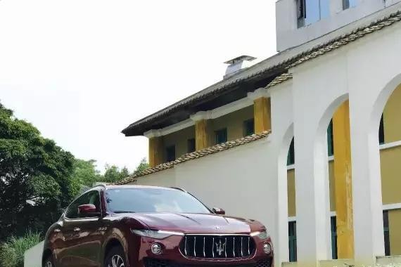 遇到这款带3.0T V6引擎的超跑，卡宴也要退让三分？