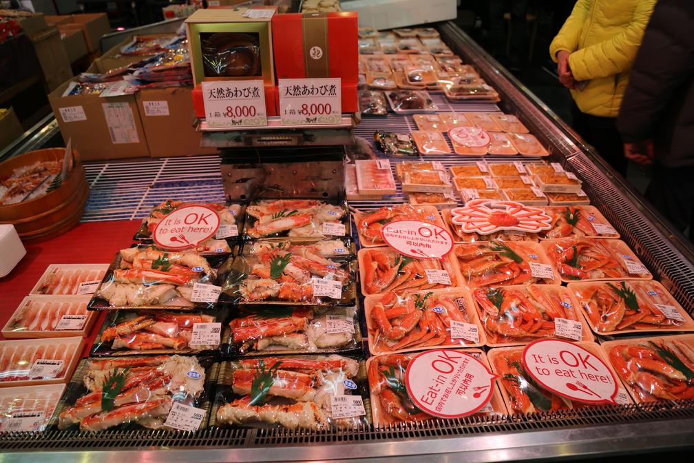 日本大阪黑门海鲜市场之旅,品尝海胆刺身、烤