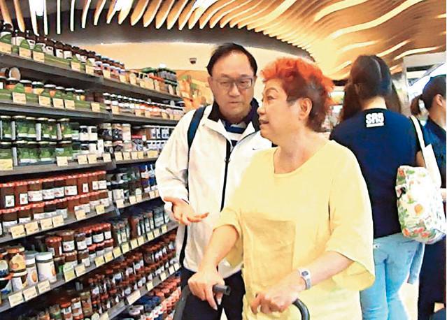 喜剧大师许冠文陪老婆甜蜜逛超市 可这动作有点欠妥