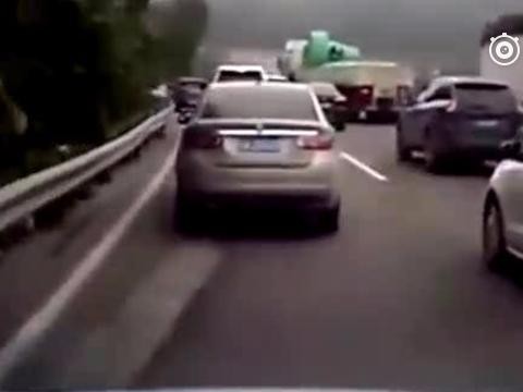 小伙开车在公路上强行变道，接下来让他后悔一辈子