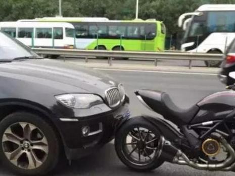 宝马x6和摩托车相撞，嚣张车主看到摩托车牌傻眼了