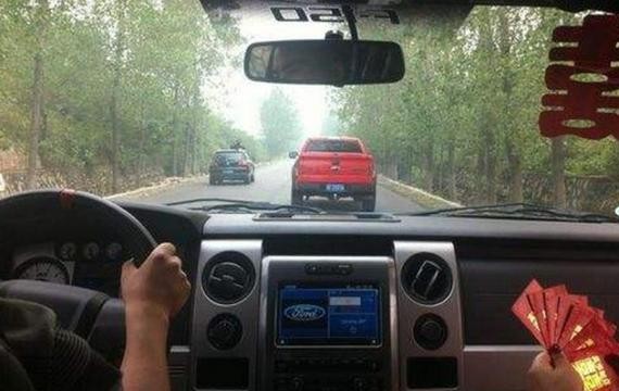 国内见清一色的皮卡婚车队，霸气异常无人敢插队