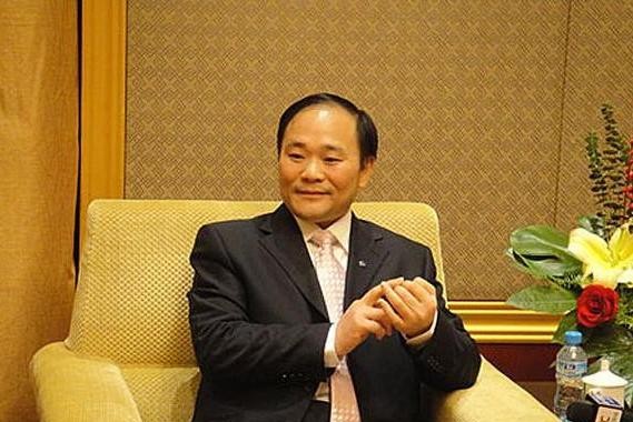 出身贫苦家庭, 20年收购国外豪车, 现在比长城更有钱