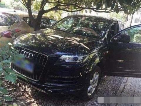 盗贼砸坏奥迪Q7车窗后留下一张字条