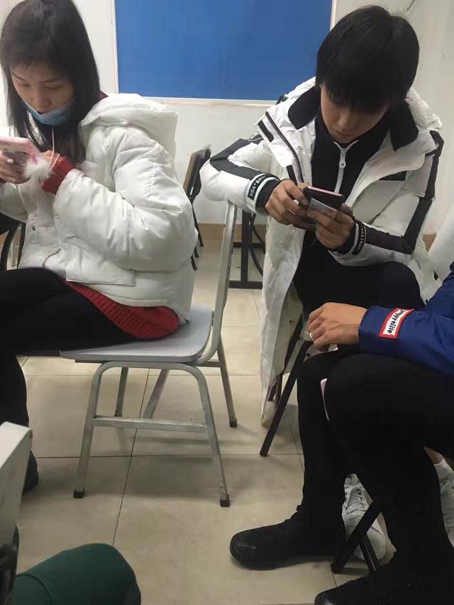 王俊凯私生饭又被举报,还是光明正大的考到学校去吧