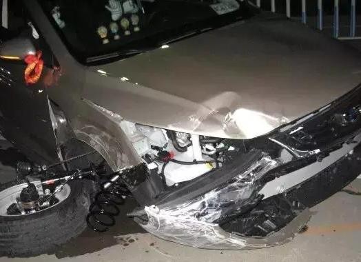 90后司机因一小动作撞护栏，提新车4小时，损失4万