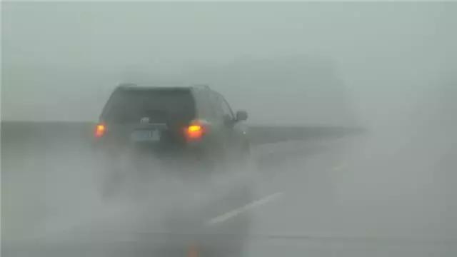 滂沱大雨,开车被困高速路,教你如何轻松应对