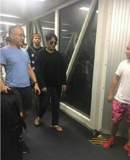 黄磊近照:怎么胖成这样,穿着拖鞋一副邋遢相!