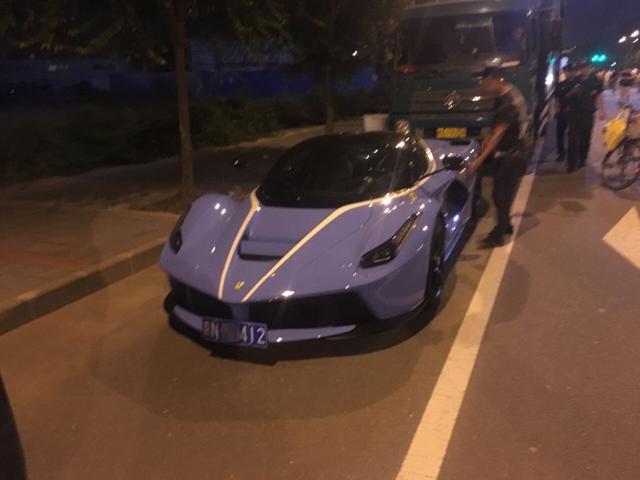 贾乃亮又换车了?4500万法拉利拉法开进剧组