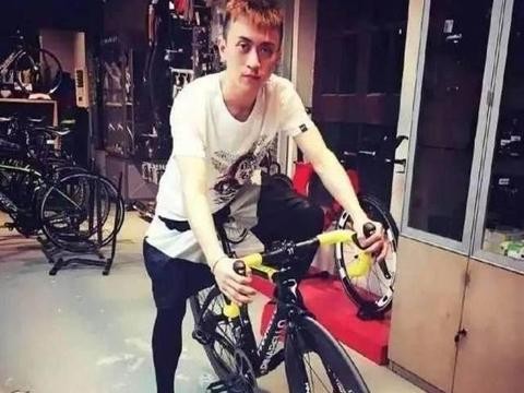 他玩游戏花费上亿，钟欣桐是绯闻女友，坐下豪车无数