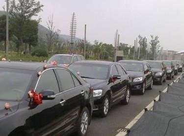 婚礼车队一排丰田凯美瑞，但却在迎亲路上发生这事