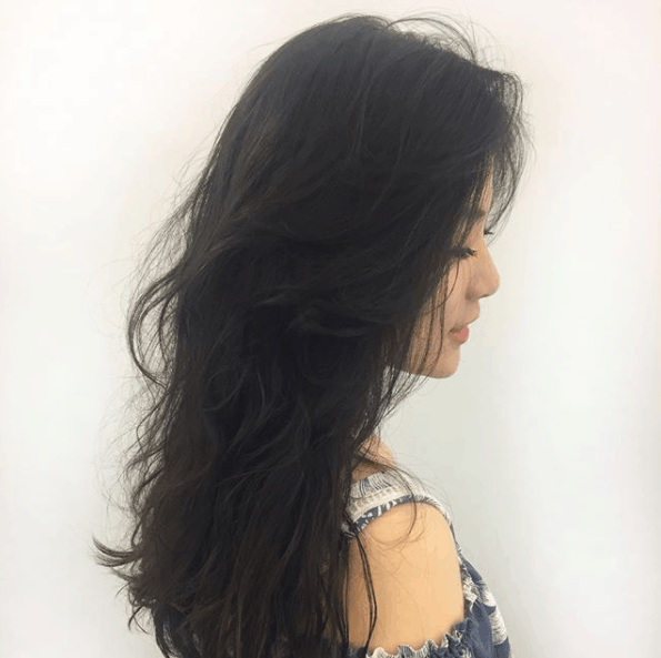 连一直喜欢染不同发色的太妍都染回黑色了,这样的她看起来更年轻呢!