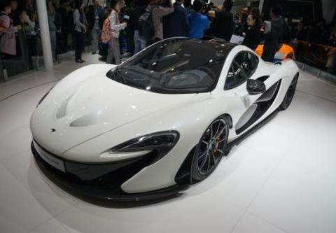 女司机开奥迪Q7去吃饭，却蹭到旁边迈凯轮，尴尬了