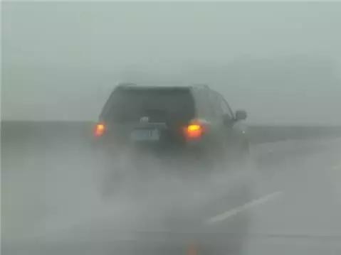 滂沱大雨，开车被困高速路，教你如何轻松应对