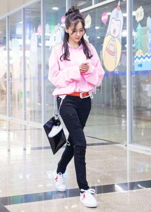 路人镜头下的Anglababy真实身材曝光，还叫她女神吗
