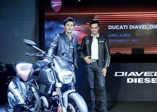 李晨又出手买了一辆26万的摩托，怕是豪车都玩腻了