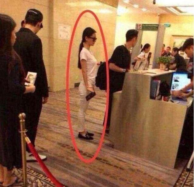 路人镜头下的Anglababy真实身材曝光，还叫她女神吗